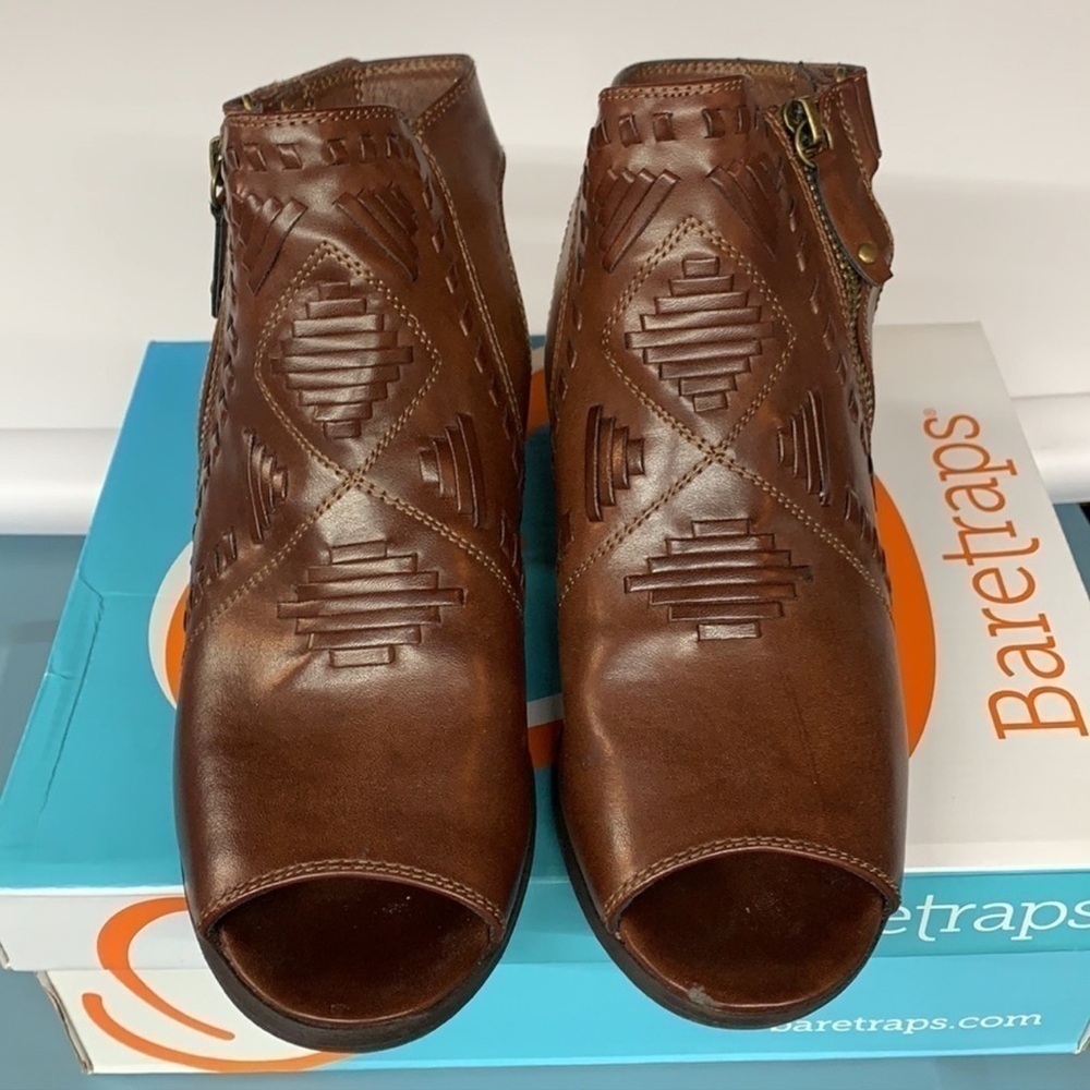 Baretraps Ivalyn Auburn Open Toe Sandals - Picture 2 of 13